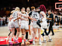 Das gesamte Team, Luisa Geiselsoder (Deutschland, 15), Lina Sontag (Deutschland, 24) JUBEL, jubelt, feiert, SIEG; Basketball, FIBA Women?s Basketball World Cup 2026, Final Phase, Qualifikation fürs Viertelfinale: Deutschland vs. Südkorea am 08.09.2026 in der Uber Arena, Berlin
