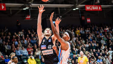 easycredit BBL Basketball Bundesliga 2025 2026 9. Spieltag 06.12.2025 Science City Jena vs ratiopharm ulm v.li. Christian Sengfelder (Ulm) beim Korbleger gegen Daniel Biel (Jena) Sparkassen Arena *** easycredit BBL Basketball Bundesliga 2025 2026 9 Matchday 06 12 2025 Science City Jena vs ratiopharm ulm v li Christian Sengfelder Ulm with a lay-up against Daniel Biel Jena Sparkassen Arena