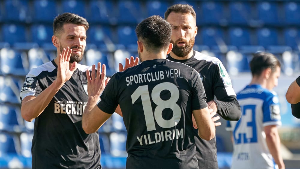 Aygün Yildirim (#18) lässt sich für seine zwei Tore in Magdeburg feiern.
