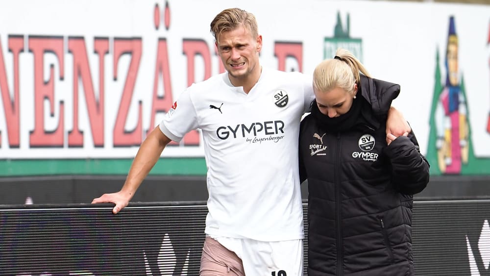 Schmerzverzerrtes Gesicht: Julius Biada humpelt beim 0:3 gegen Karlsruhe vorzeitig vom Platz.