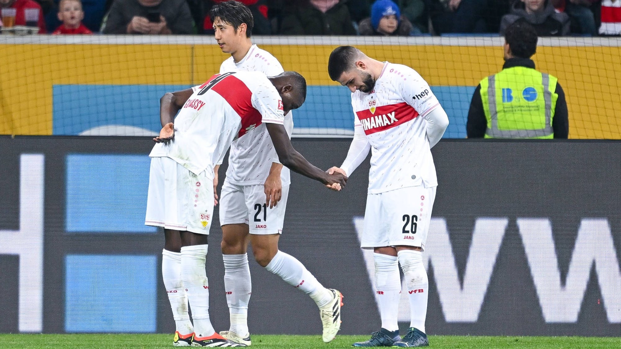 Die Stuttgarter Serhou Guirassy (li.) und Deniz Undav bejubeln ein Tor gegen Hoffenheim per Handshake.