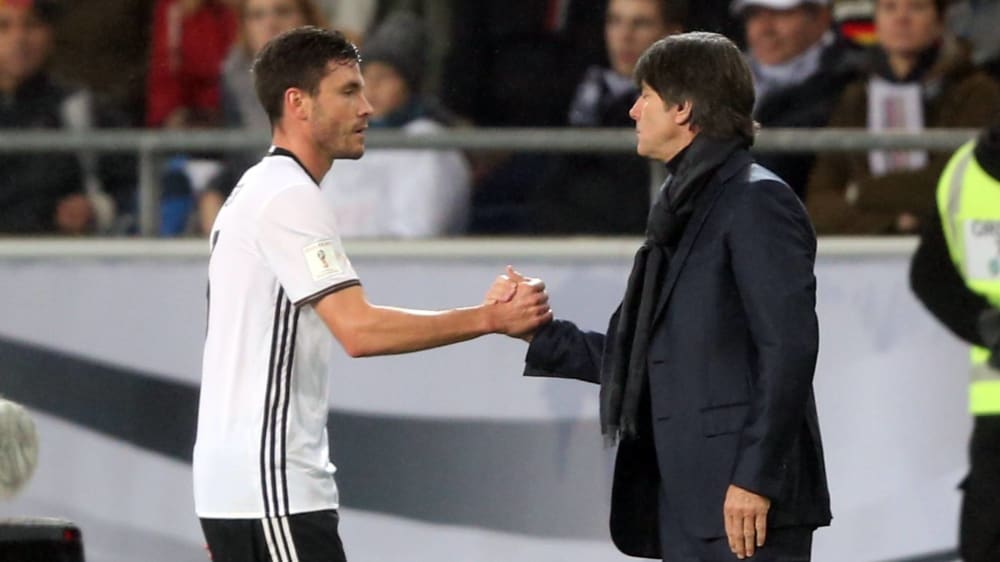 Ein letztes Danke: Bundestrainer Joachim Löw hat sich für den jahrelangen DFB-Einsatz von Jonas Hector bedankt.