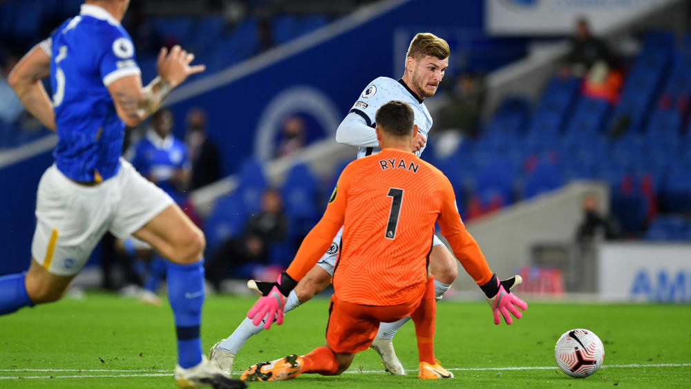 Premiere in Hellblau: Timo Werner holt den Elfmeter zum 1:0 heraus.