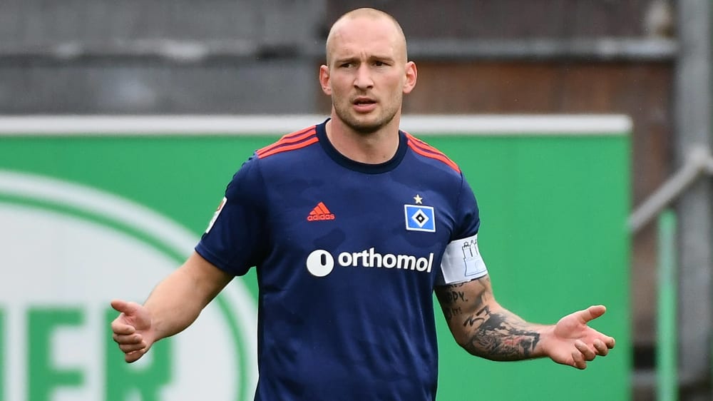 HSV-Innenverteidiger Toni Leistner muss zweimal zusehen.