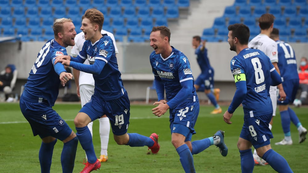 Karlsruher Jubel nach dem ersten Saisonsieg gegen Sandhausen.