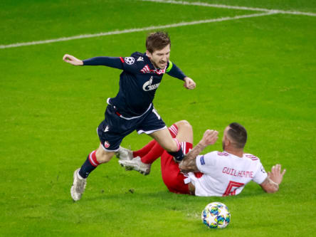 mit harten Bandagen: Belgrads Marko Marin (l.) wird von Guilherme gefoult, den folgenden Elfmeter verschoss Tomané (nicht im Bild).