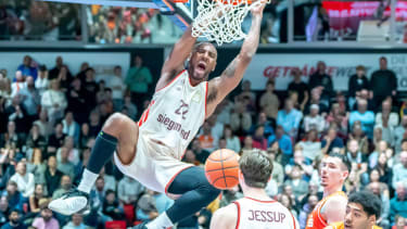 Chemnitz, Deutschland 18. Januar 2026: 1.BBL - 2025 2026 - Niners Chemnitz vs. FC Bayern München Im Bild: Isiaha Mike (FCB) 1.v.li. schaukelt nach einem Dunking am Korb *** Chemnitz, Germany January 18, 2026 1 BBL 2025 2026 Niners Chemnitz vs FC Bayern Munich In the picture Isiaha Mike FCB 1 v li swings after a dunk at the basket Copyright: xFotostandx xNachtigallx