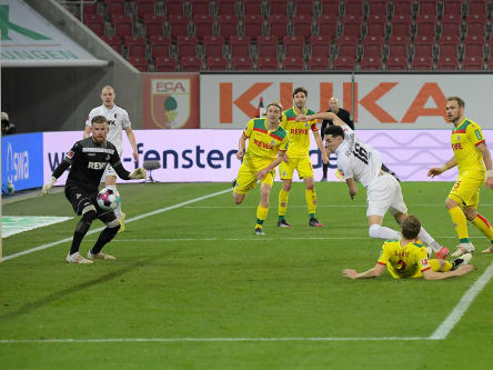 Anschluss: Ruben Vargas (3.v.re.) trifft zum 2:3.
