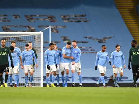 Happy: Aymeric Laporte (#14) beglückwünscht Rodrigo (M.) zu dessen soeben erzielten Treffer.
