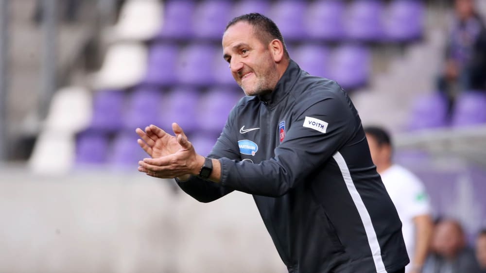 Klatscht seiner Mannschaft bisher im Großen und Ganzen Beifall: Heidenheims Coach Frank Schmidt.