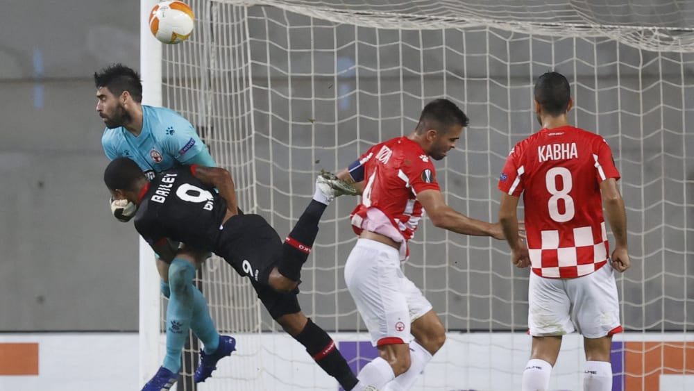 Keeper Levita verliert die Orientierung, Bailey (#9) erzielt seinen zweiten Treffer zum 3:2.