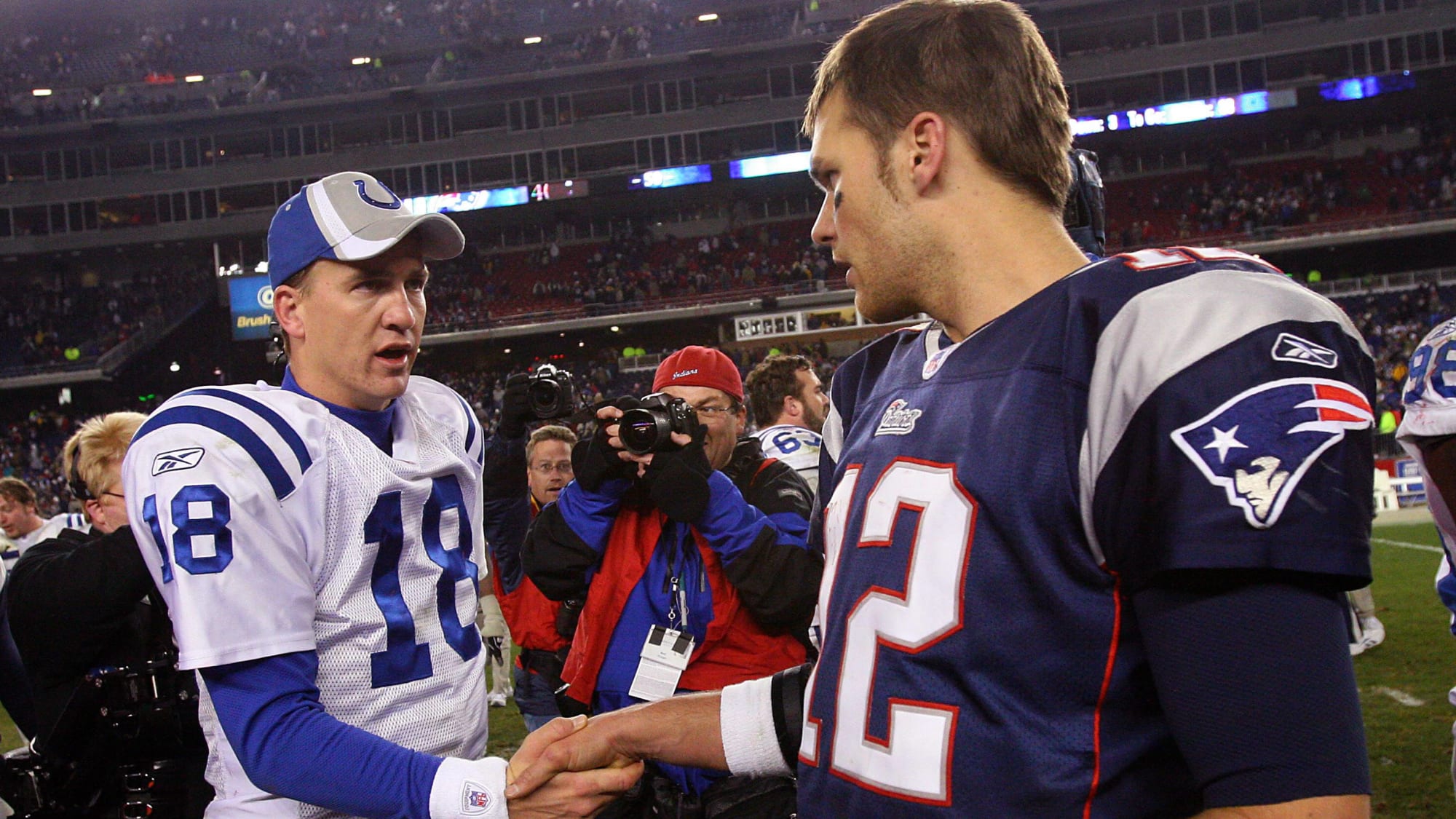 Peyton Manning (l.) und Tom Brady