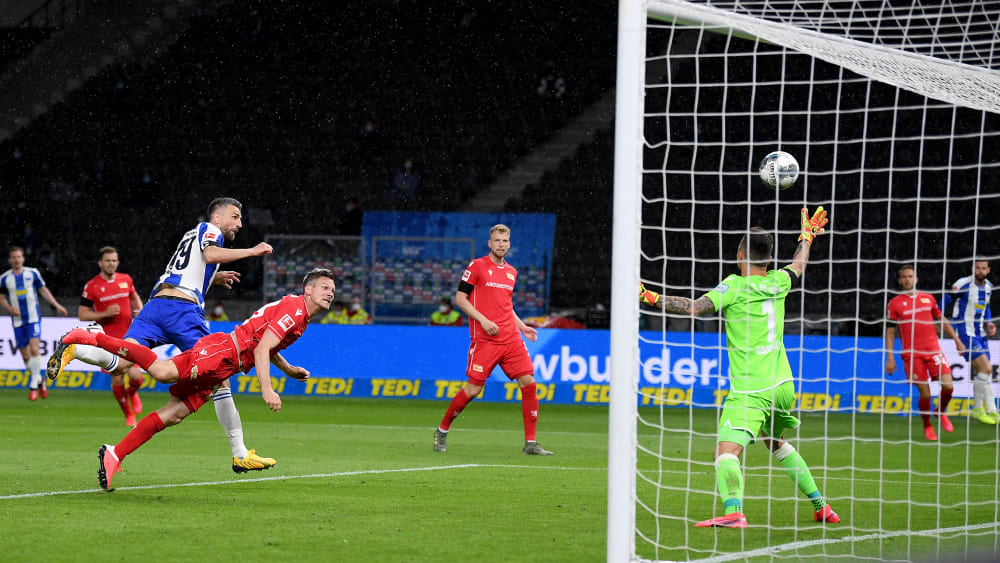 Eröffnete den Hertha-Torreigen: Vedad Ibisevic (li.) mit seinem Kopfball zum 1:0.