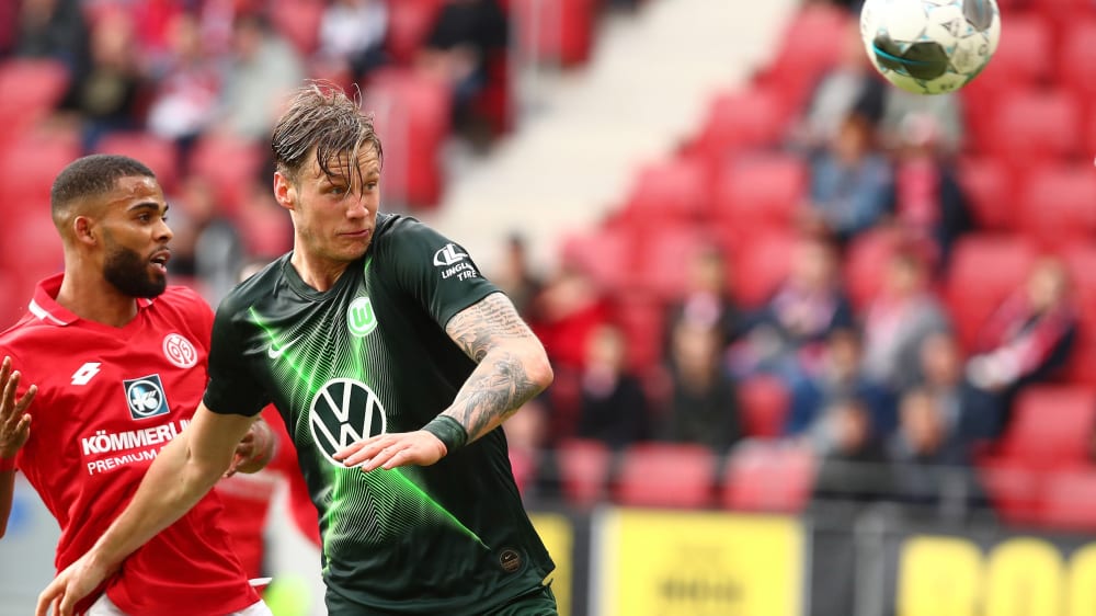 Bei der EM zusammen für Oranje am Ball? Wolfsburgs Torjäger Wout Weghorst (re.) und Mainz-Verteidiger Jeremiah St. Juste.