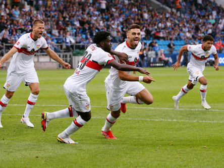 Vergeblicher Jubel: Konstantinos Mavropanos (3.v.li.) freut sich über das vermeintliche 1:0.