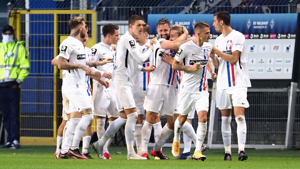 Dritter Saisonsieg: Hansa Rostock bejubelt den Siegtreffer in Mannheim.