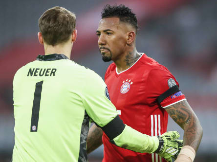 Jerome Boateng feiert Manuel Neuer