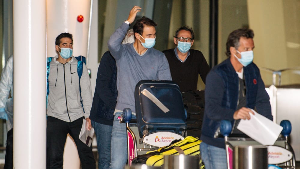 Rafael Nadal (M.) bei der Ankunft in Australien. Für den Spanier wie auch den Rest des Tennis-Trosses folgt eine zweiwöchige Quarantäne.