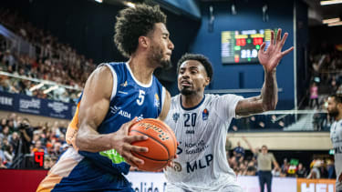 Rostock, Deutschland 12. Oktober 2025:
1.BBL - 2025/2026 - Rostock Seawolves vs. MLP Academics Heidelberg

Im Bild: v. li. im Zweikampf D'Shawn Schwartz (ROSTOCK SEAWOLVES) und Michael Weathers (MLP Academics Heidelberg)