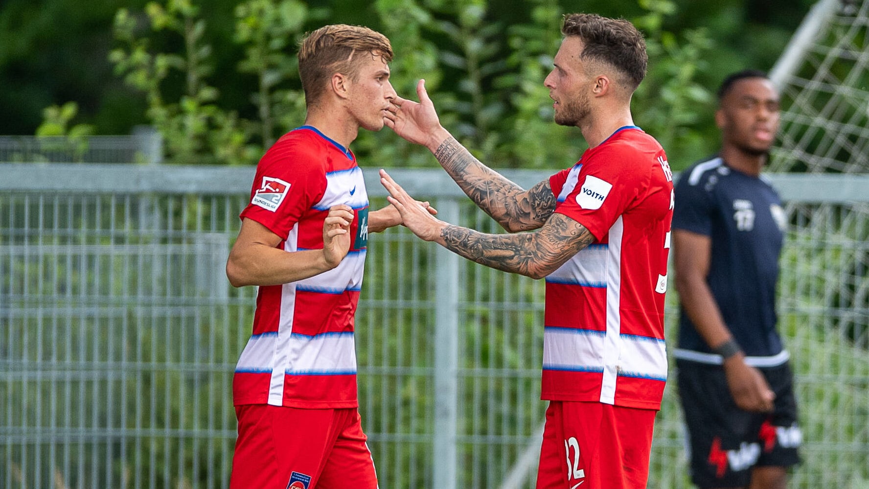 17 Euro Diskrepanz: Die Trikotpreise 2020/21 in der 2 ...