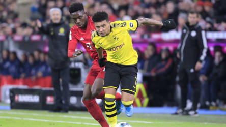 Der FC Bayern (hier Alphonso Davies, l.) führt die Bundesliga-Tabelle vor Borussia Dortmund (hier Jadon Sancho) an.