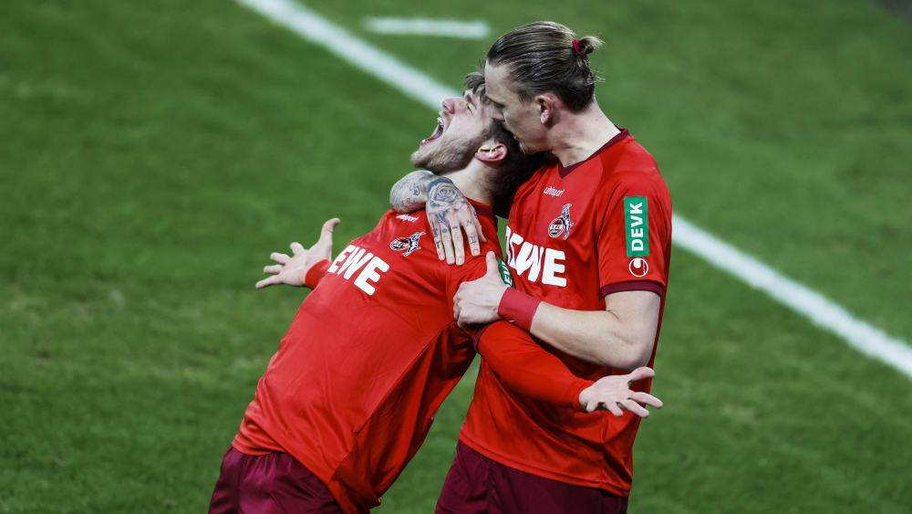 Erleichterung pur: Jan Thielmann und Marius Wolf (r.) nach dem 2:1 in Schalke.