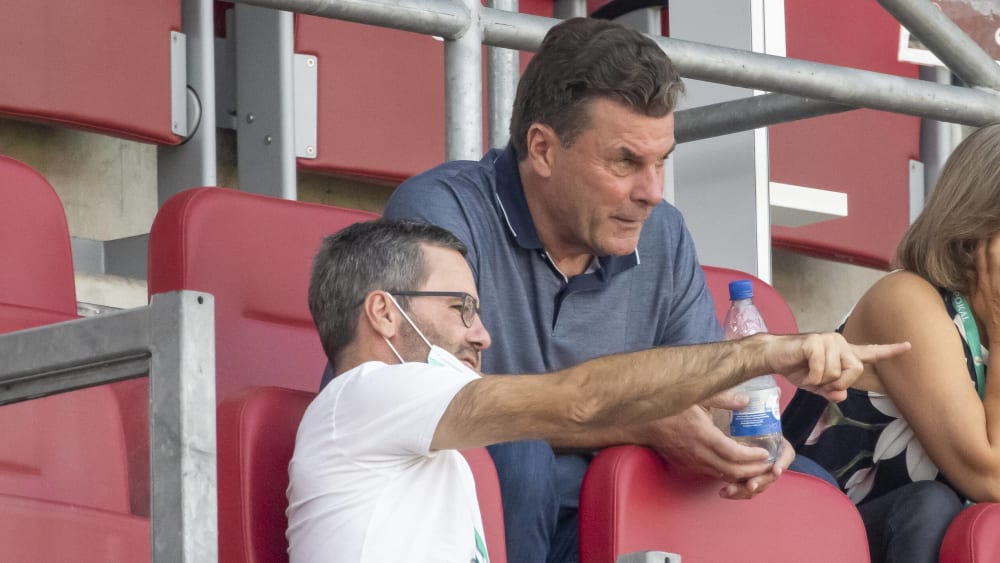 Sportvorstand Dieter Hecking im Austausch mit NLZ-Leiter Michael Wiesinger.