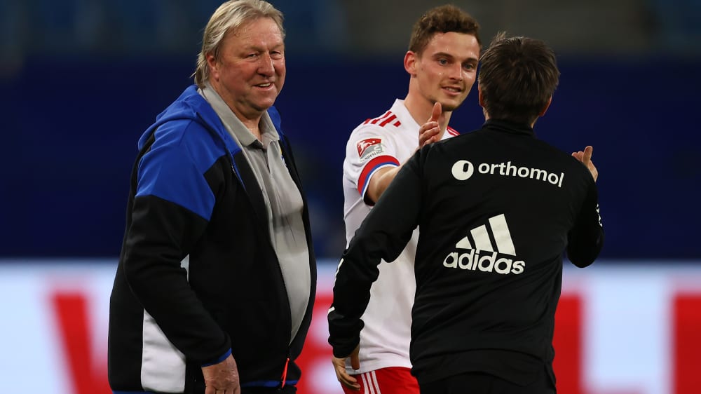 Der neue Coach Horst Hrubesch bejubelt mit dem HSV den Sieg gegen Nürnberg.