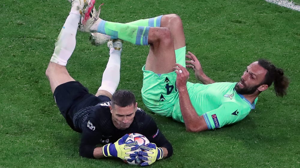 Bodenkampf: Zenit-Keeper Kerzhakov gegen Lazio-Stürmer Muriqi.