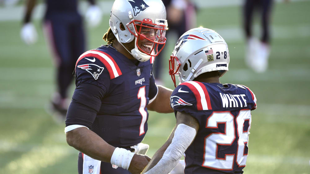 Sieg der Patriots: Cam Newton (hier mit James White) erwischte keinen guten Tag - und machte am Ende doch noch viel richtig.