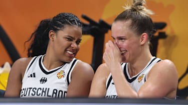 Nyara Sabally redet mit Leonie Fiebich Aktion Oberkörper Basketball FIBA World Cup Weltmeisterschaft Frauen WM Saison 2026 2027 05.09.2026 DBB Deutschland GER vs Japan JPN *** Nyara Sabally talks with Leonie Fiebich: Upper Body Workout, Basketball, FIBA World Cup, Women s World Championship, 2026-2027 Season, May 9, 2026, DBB, Germany (GER) vs. Japan (JPN)