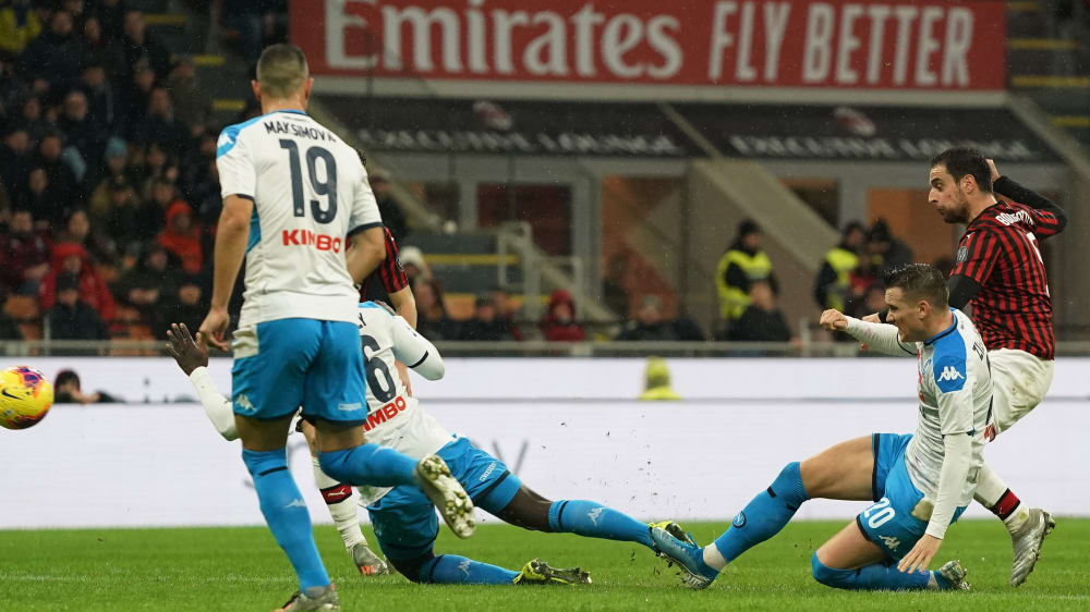 Giacomo Bonaventura (re.) trifft für Milan gegen Napoli zum Ausgleich.