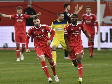 Ausgleich: Düsseldorf feiert das 3:3 durch Danso.