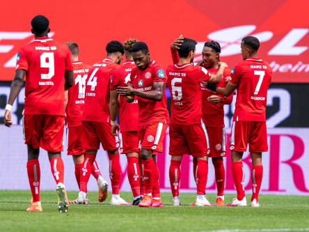 Der 1. FSV Mainz 05 bleibt der Bundesliga erhalten - was vom Team hier gefeiert wird.