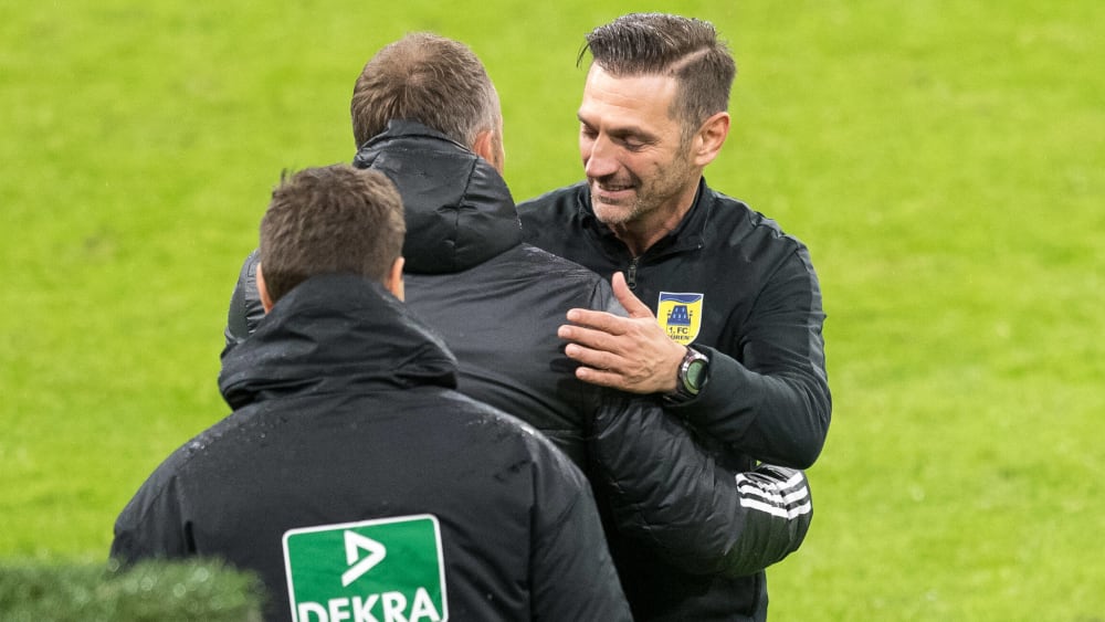 Komplimente vom Triple-Trainer: Giuseppe Brunetto (r.) mit Hansi Flick.