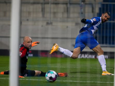 Fataler Fehler: Serdar Dursun trifft nach einem zu kurzen Rückpass zum 2:0.
