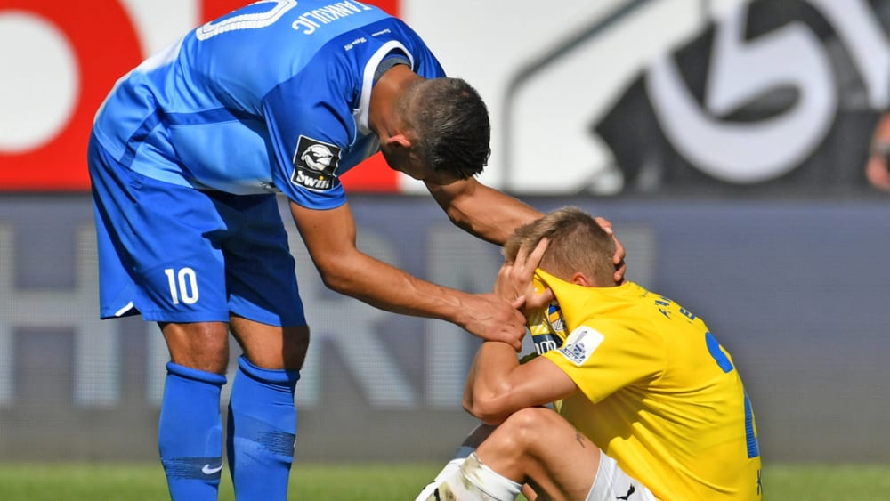 Nach der sechsten Niederlage im sechsten Spiel am Boden: Meppens Tankulic tröstet Jenas Kircher.
