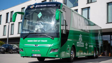 Werders Mannschaftsbus wurde mit Steinen beworfen.