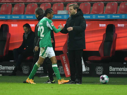 Tahith Chong wird von SVW-Trainer Florian Kohfeldt abgeklatscht.