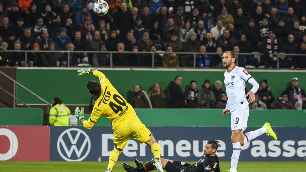 Mit Gefühl: Bas Dost sorgte für beide Frankfurter Tore.