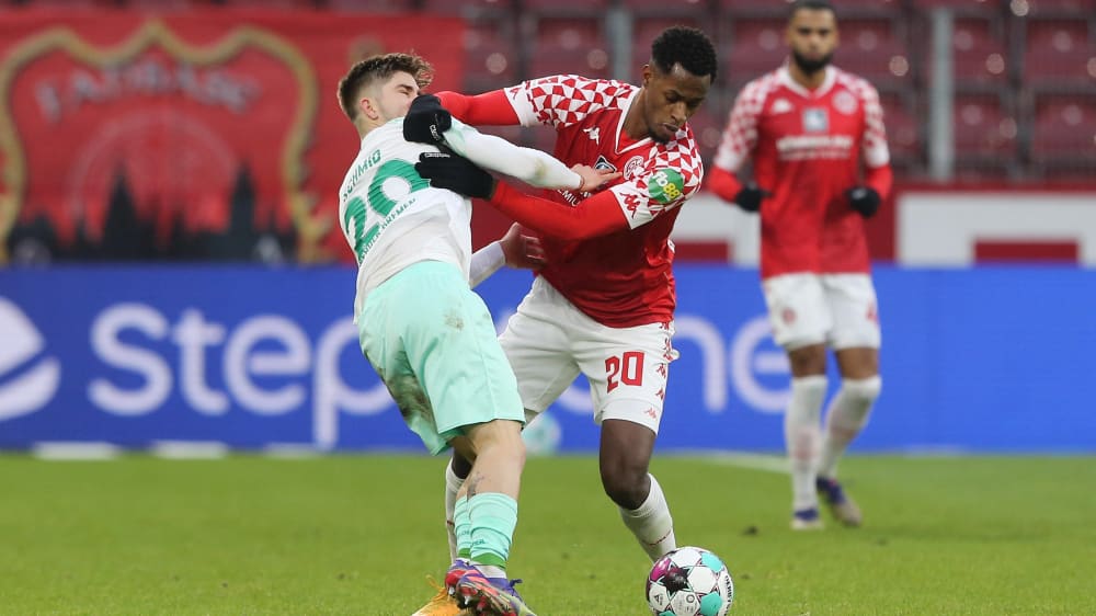 Mal kräftig zupacken: Bremens Romano Schmid im Zweikampf mit Edimilson Fernandes (r.).