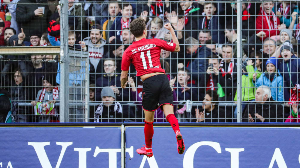 Überflieger: Luca Waldschmidt bejubelt mit den Freiburger Fans sein Führungstor.