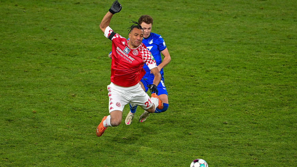 Sah nach einem Tritt von hinten in die Beine von Karim Onisiwo (l.) die Rote Karte: Dennis Geiger.