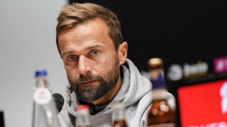 Würzburgs Trainer Michael Schiele hofft, dass sein Team die Frühjahrsform konserviert hat