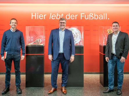 Blickt optimistisch nach vorne: Axel Hellmann, hier mit den kicker-Redakteuren Thiemo Müller (li.) und Julian Franzke (re.) beim Besuch der kicker-Redaktion.