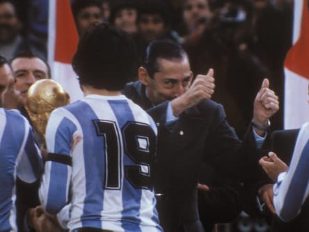 Argentiniens Kapitän Daniel Passarella erhält den WM-Pokal aus den Händen von Diktator Jorge Videla.