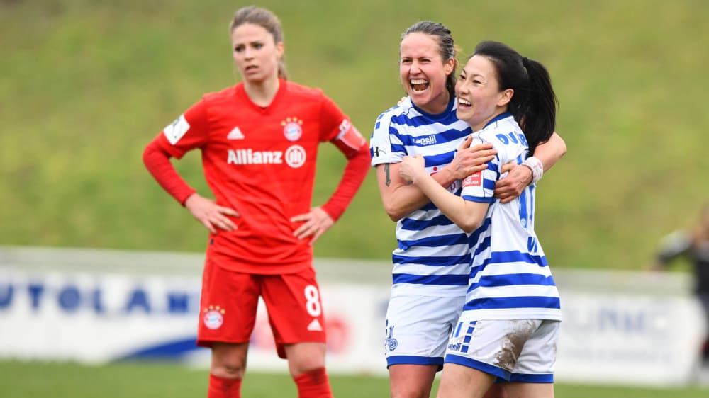 Duisburg überrascht den FC Bayern: Kathleen Radtke freut sich mit Torschützin Danica Wu (re.).