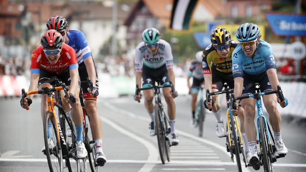 Der deutsche Emanuel Buchmann (Mi.) musste sich bei der vierten Etappe der Baskenland-Rundfahrt im Sprint knapp geschlagen geben.