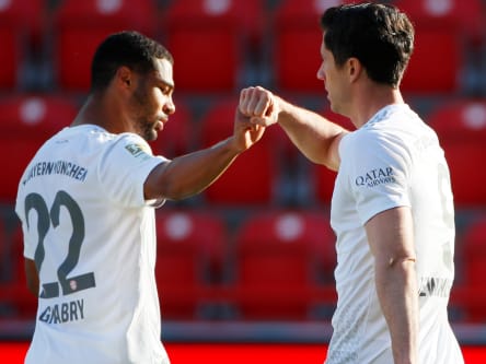 Faust drauf: Serge Gnabry gratuliert Robert Lewandowski.