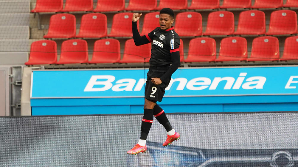 Jubelsprung: Leon Bailey freut sich über sein soeben erzieltes 1:0.